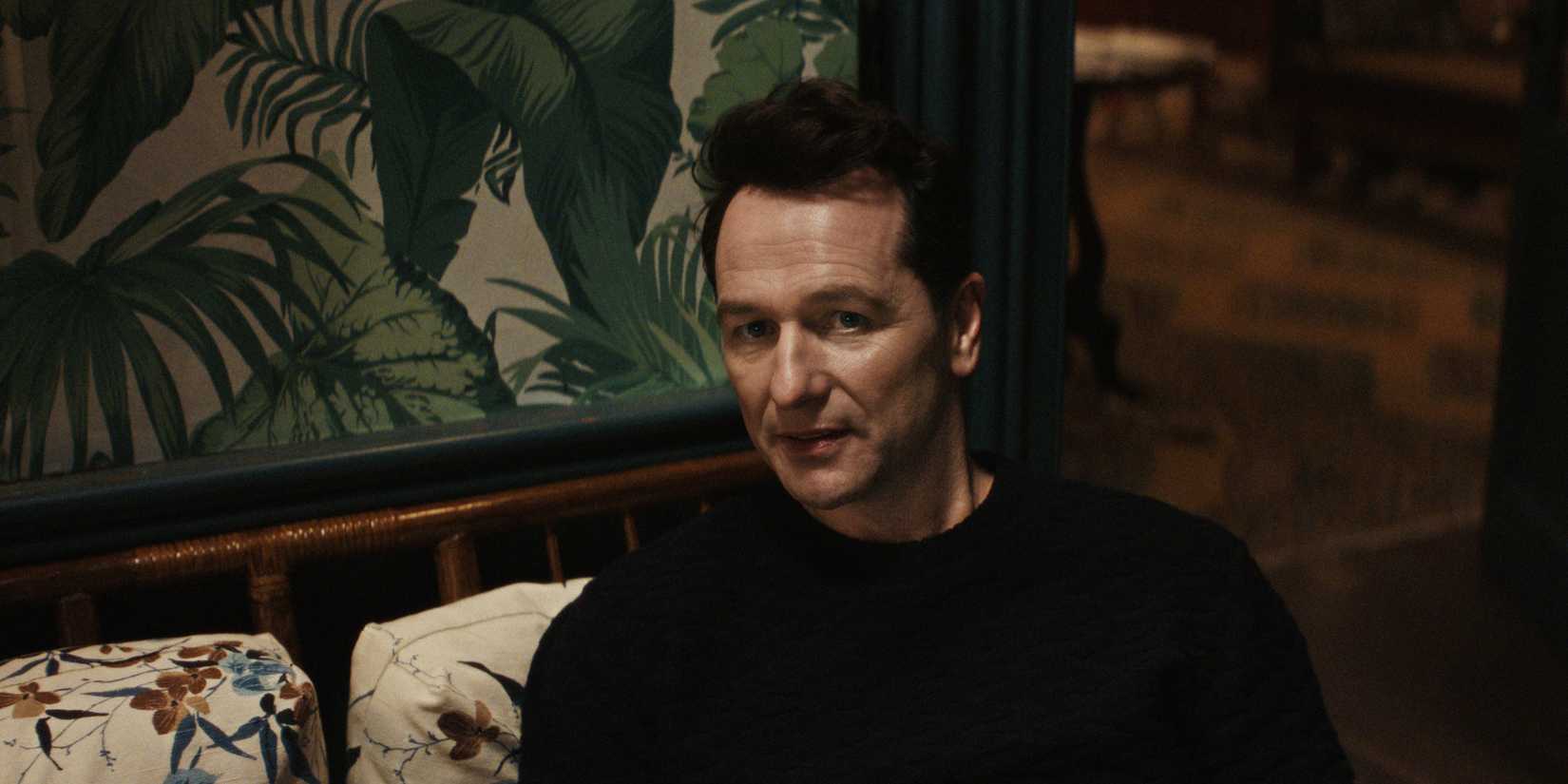 Nile Jarvis sentado em uma cadeira em O Monstro em Mim.