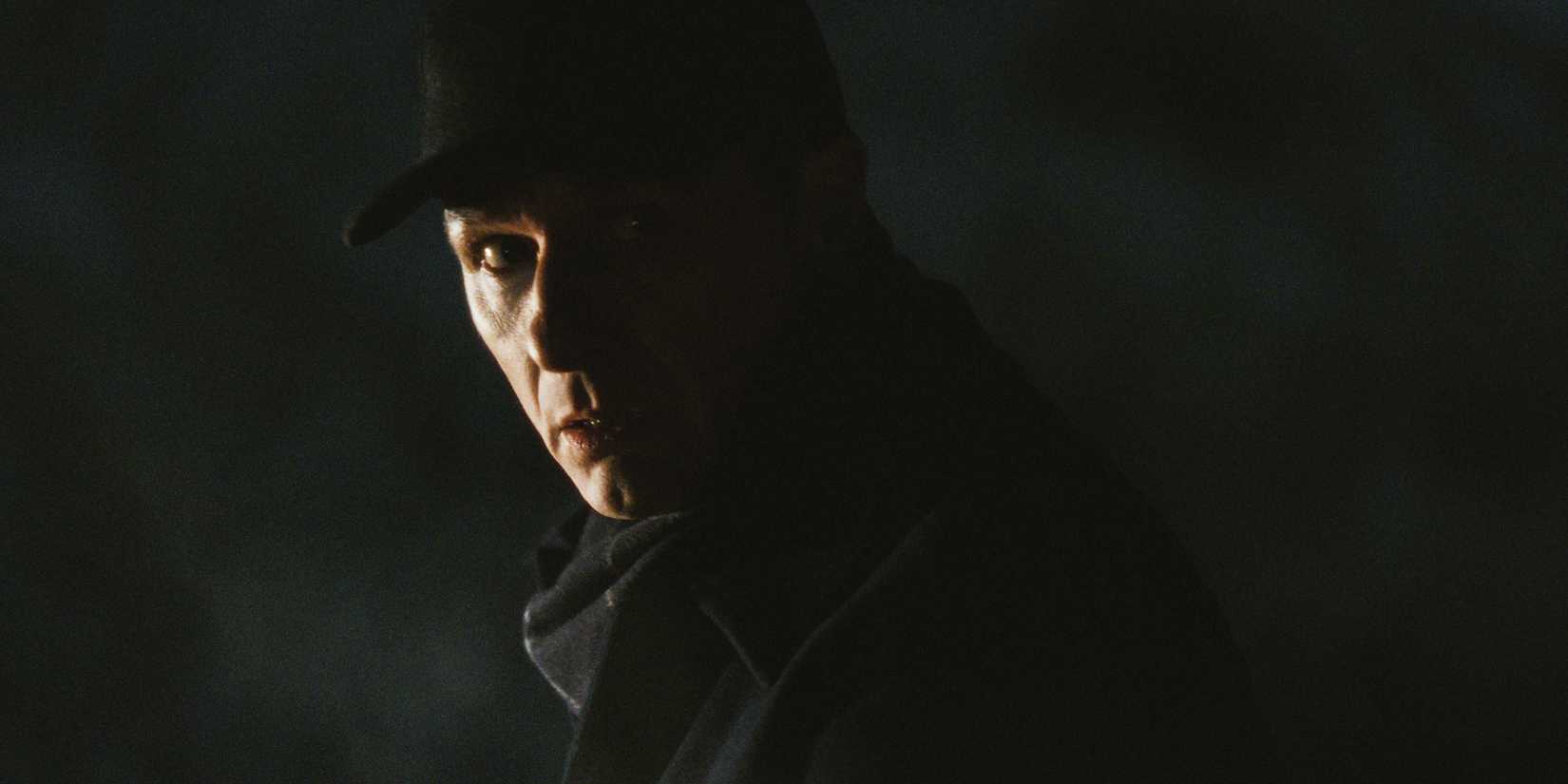 Nile Jarvis olha por cima do ombro, vestindo preto, à noite em O Monstro em Mim.