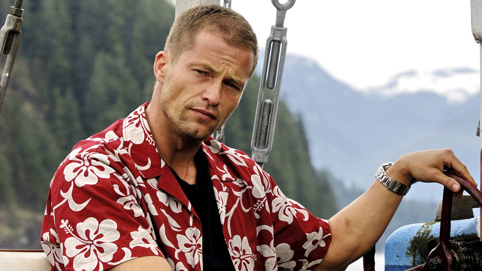 Til Schweiger as Jack Carver sitting on a boat in Far Cry