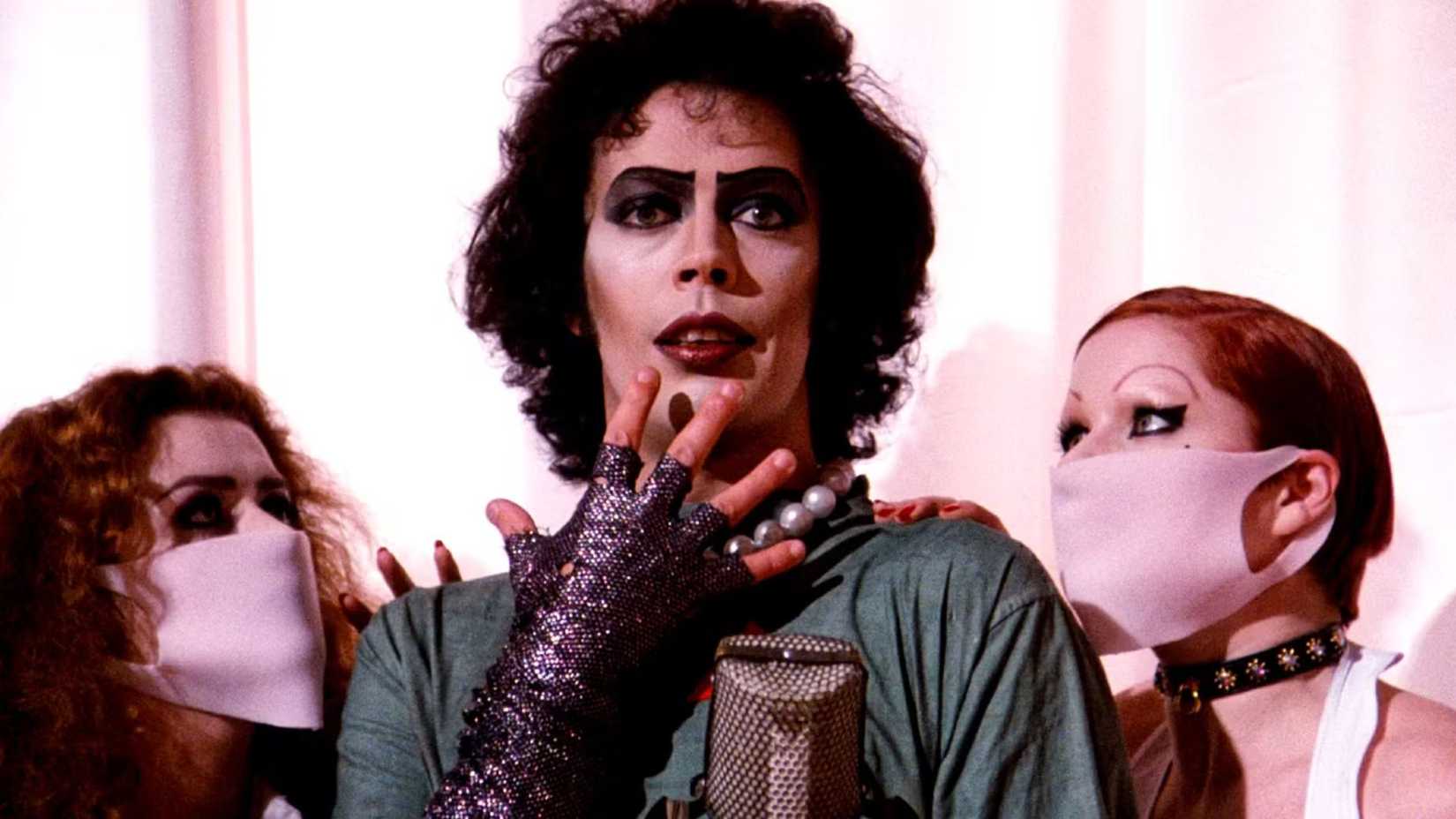 Tim Curry com dois assistentes em The Rocky Horror Picture Show