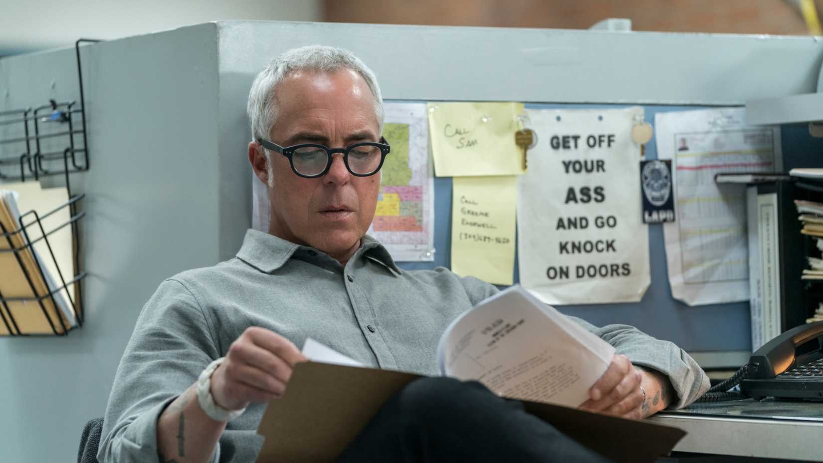 Titus Welliver analisando documentos na série Bosch