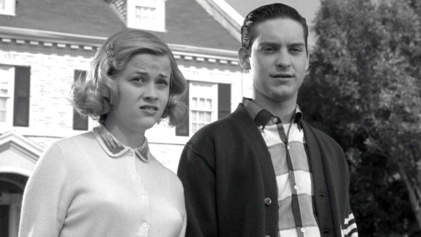 Tobey Maguire e Reese Witherspoon em preto e branco em Pleasantville