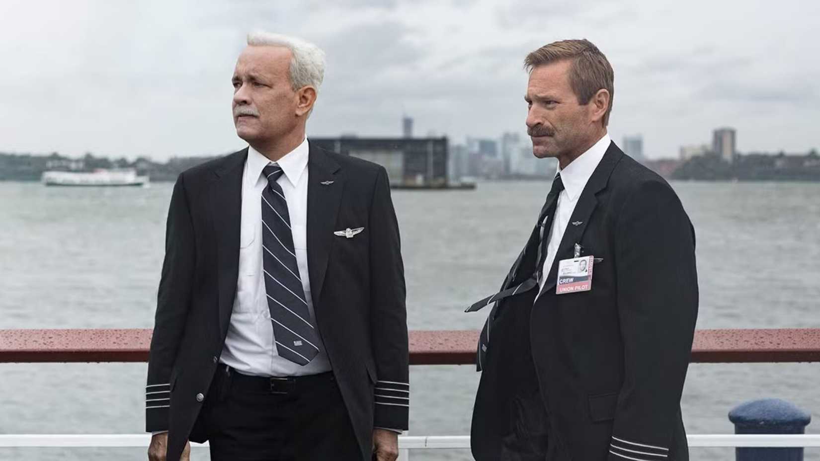 Tom Hanks como Sully e Aaron Eckhart como Jeff Skiles em Sully