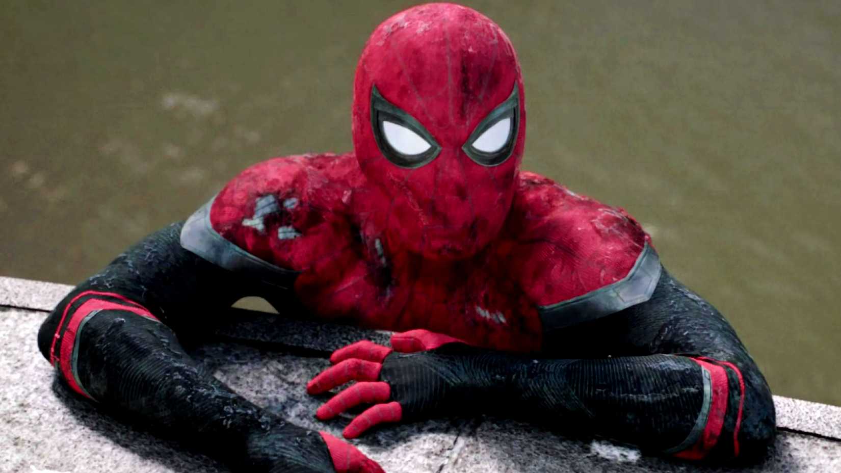 Tom Holland's Spider-Man injured and holding onto a bridge from falling in a river in Far From Home