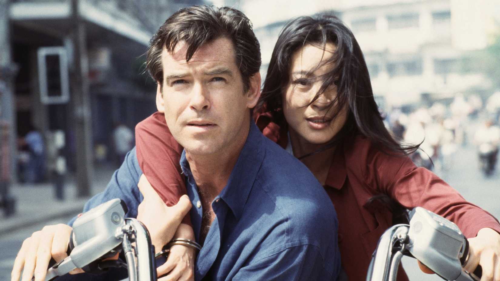 Bond e Wai Lin andam de moto em 007 - O Mundo Não é o Bastante