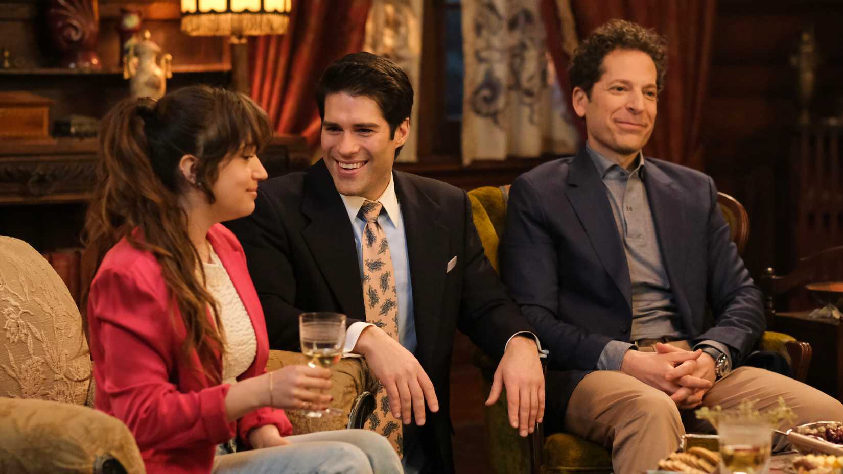 Três personagens de Ghosts sentados em uma sala de estar