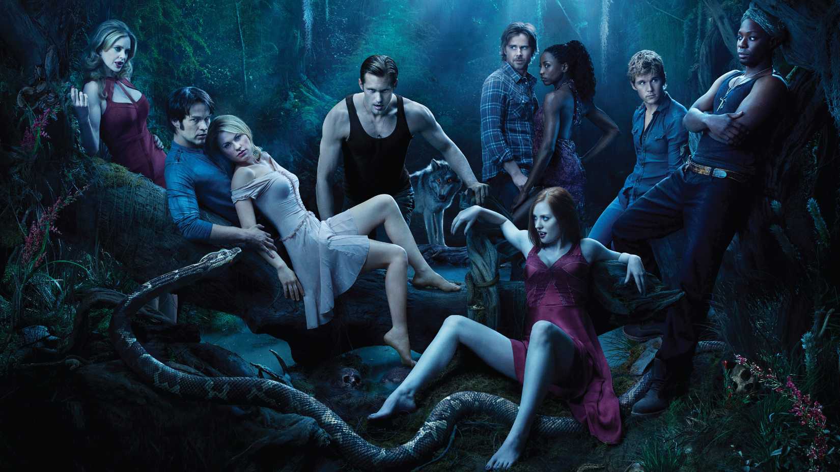 O elenco de True Blood posa na floresta.