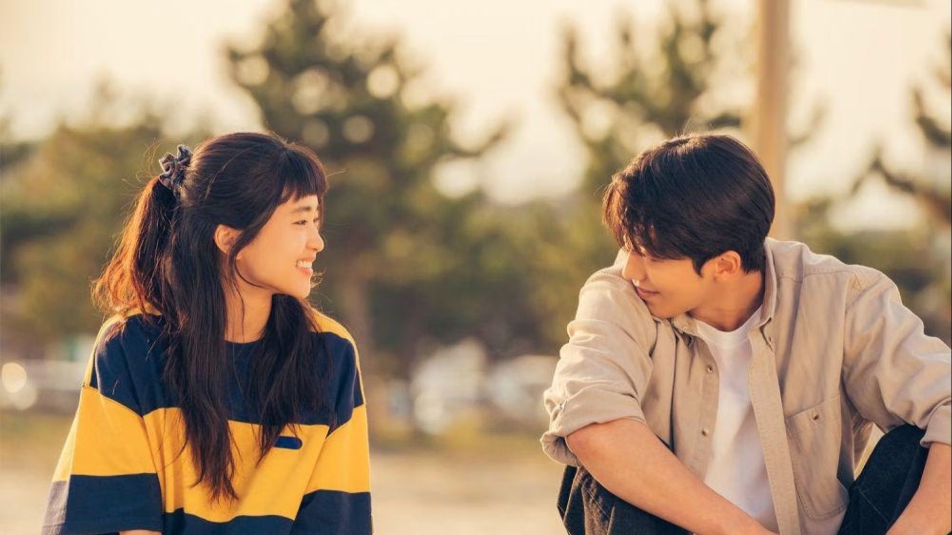 Una giovane donna e un giovane uomo sorridono tra loro nel drama "Twenty-Five Twenty-One"