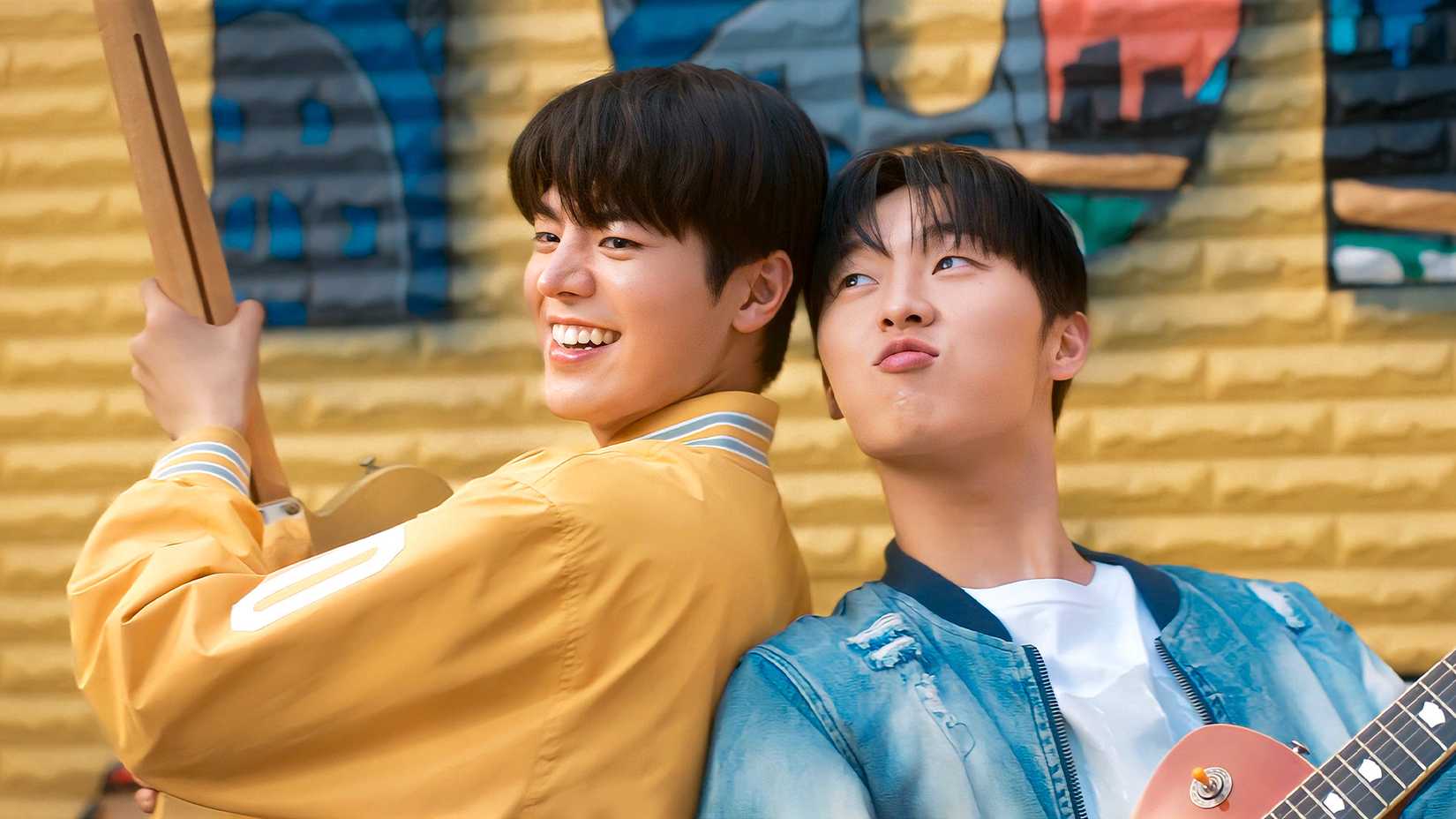 Dois atores no K-drama Twinkling Watermelon.