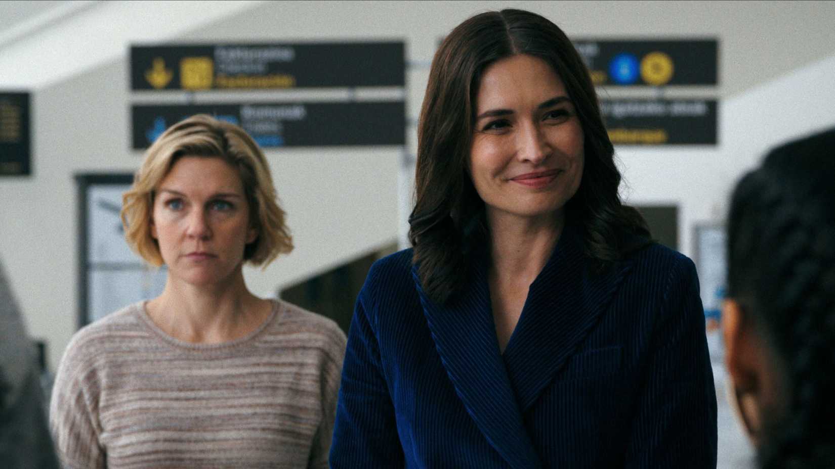 Carol com preocupação e Zosia sorrindo em Pluribus.