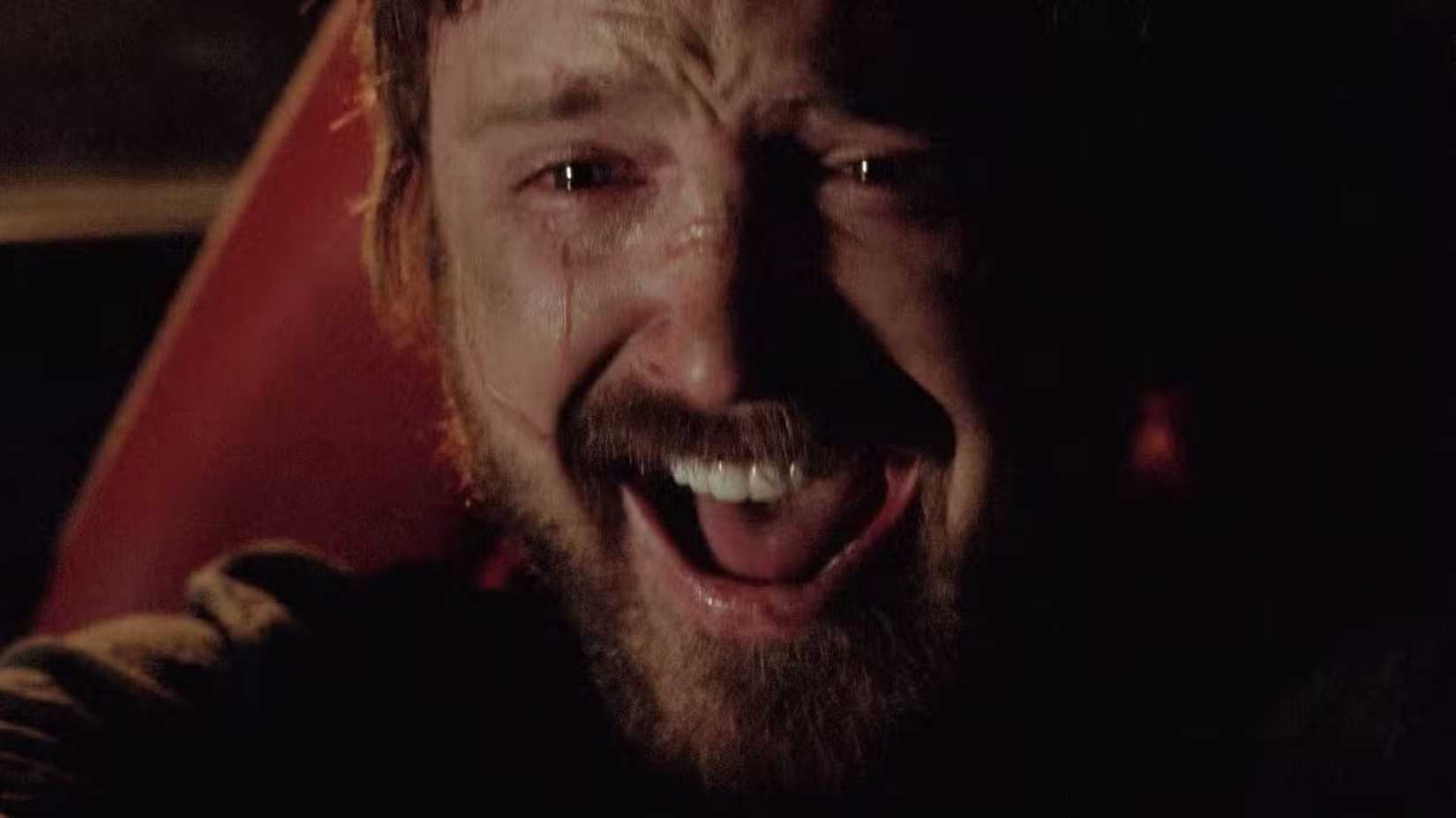 Jesse Pinkman gritando enquanto dirige em Breaking Bad
