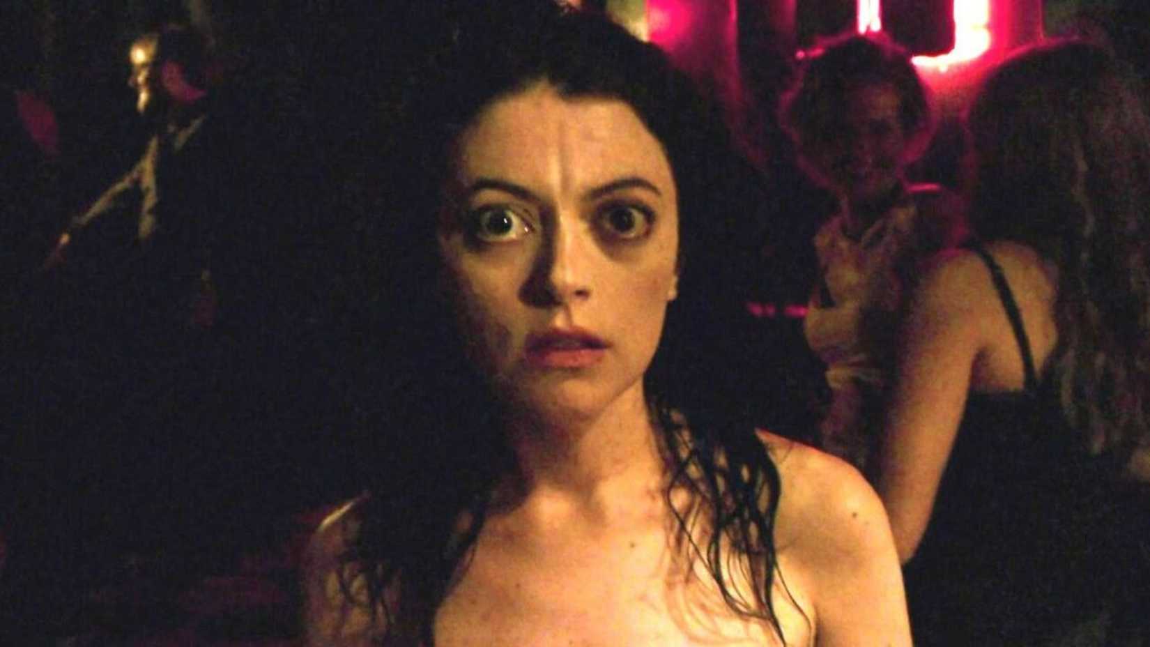 Uma mulher parece atordoada olhando para a câmera em V/H/S