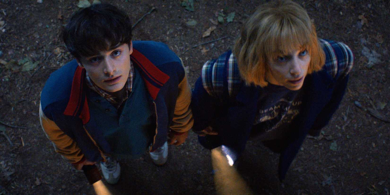 Will e Robin com lanternas em Stranger Things