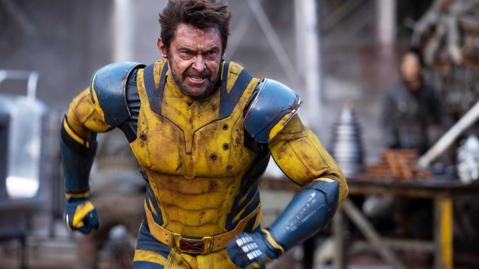 Wolverine Hugh Jackman courant dans un costume fidèle à la bande dessinée