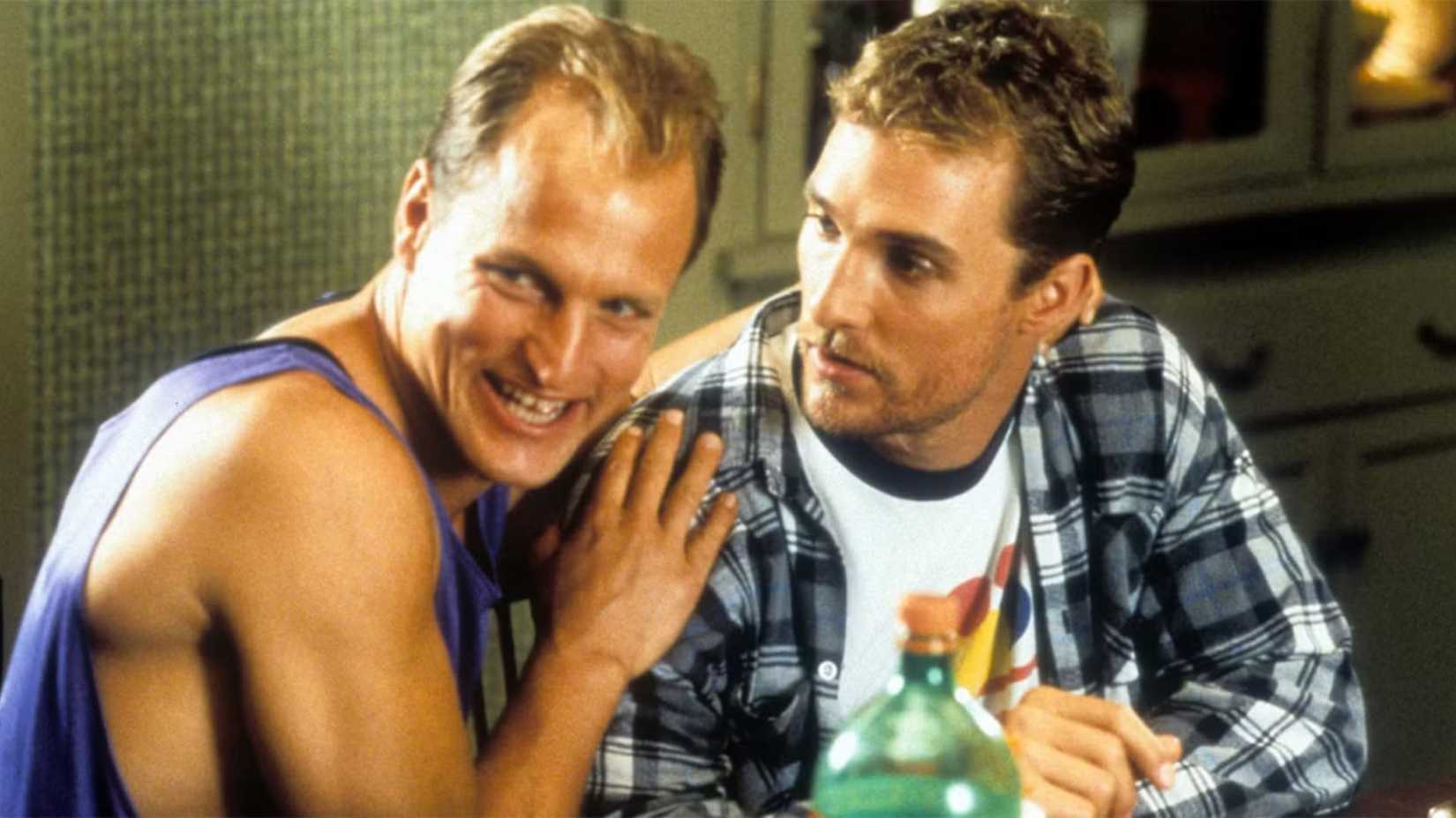 Woody Harrelson rindo enquanto Matthew McConaughey o olha em EDtv