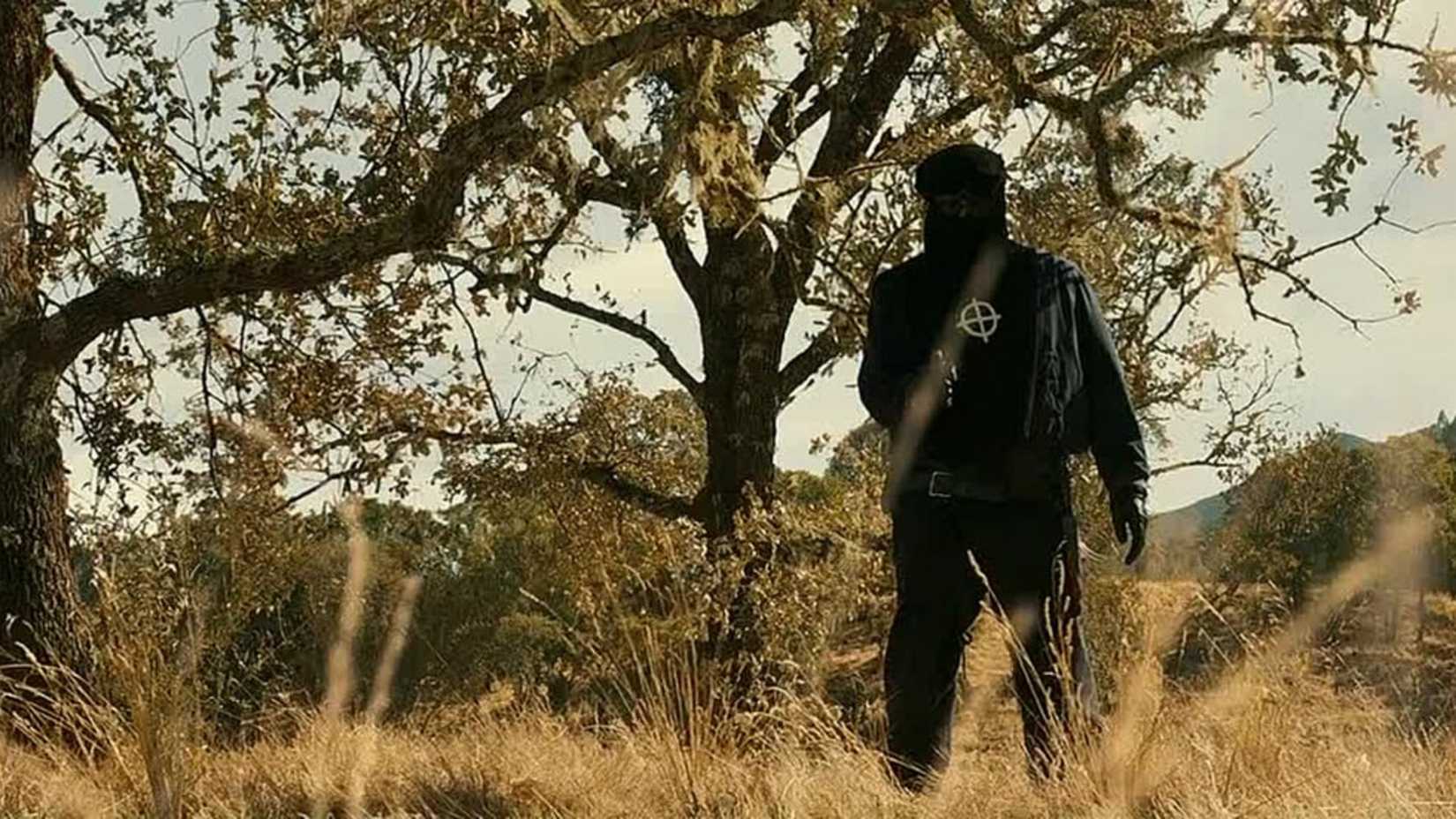 O Zodiac Killer está em meio a grama alta com uma arma em Zodiac