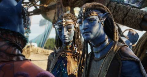 (L-R) Peylak (David Thewlis), Neytiri (Zoe Saldaña) and Jake Sully (Sam Worthington) in 20th Century Studios' AVATAR: FIRE AND ASH.