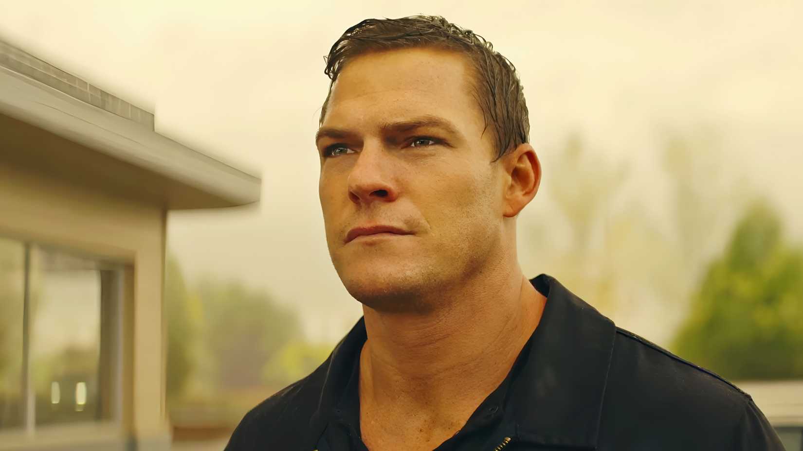 Alan Ritchson as Jack Reacher in Reacher season 1