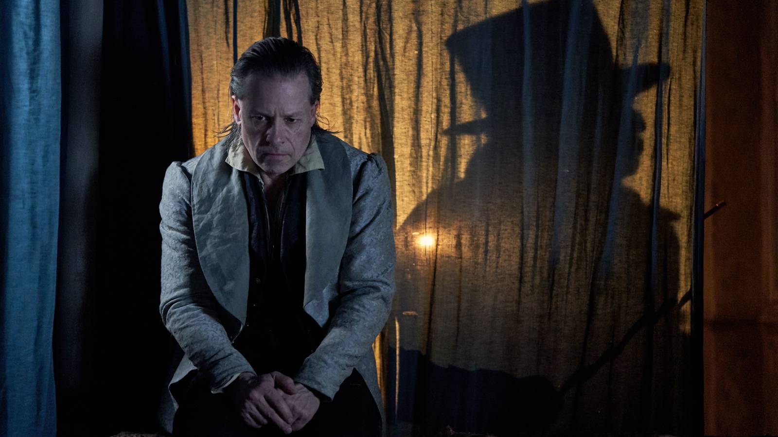 Guy Pearce come Ebenezer Scrooge in A Christmas Carol (FX, 2019)