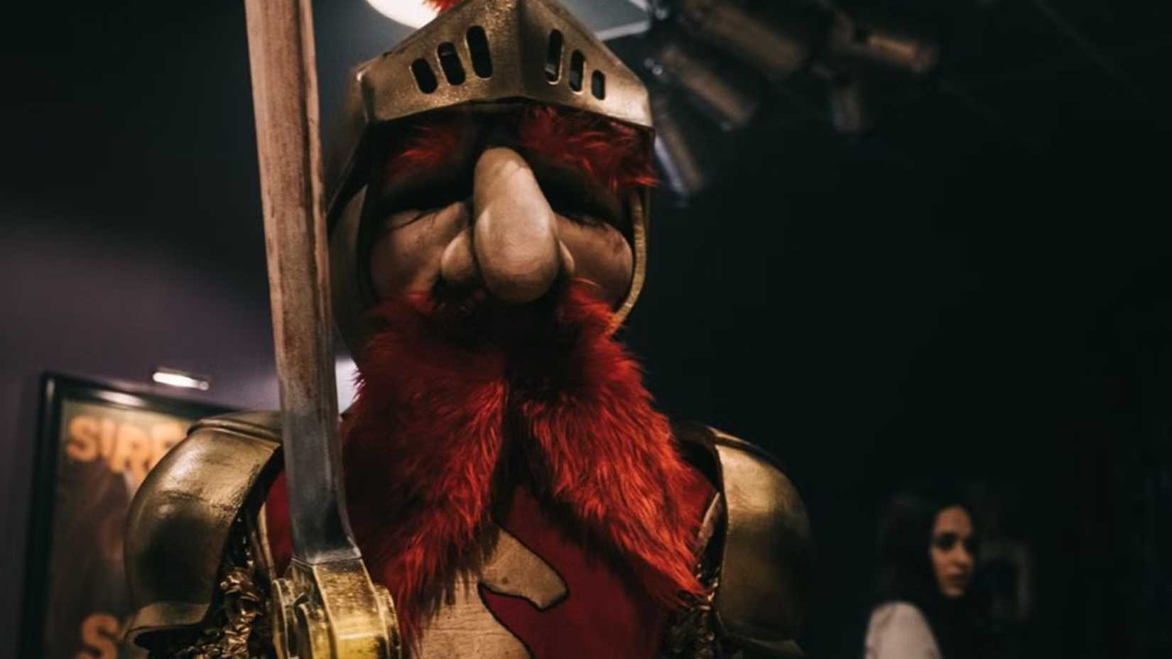 Um close-up de um animatrônico cavaleiro segurando uma espada em Willy's Wonderland