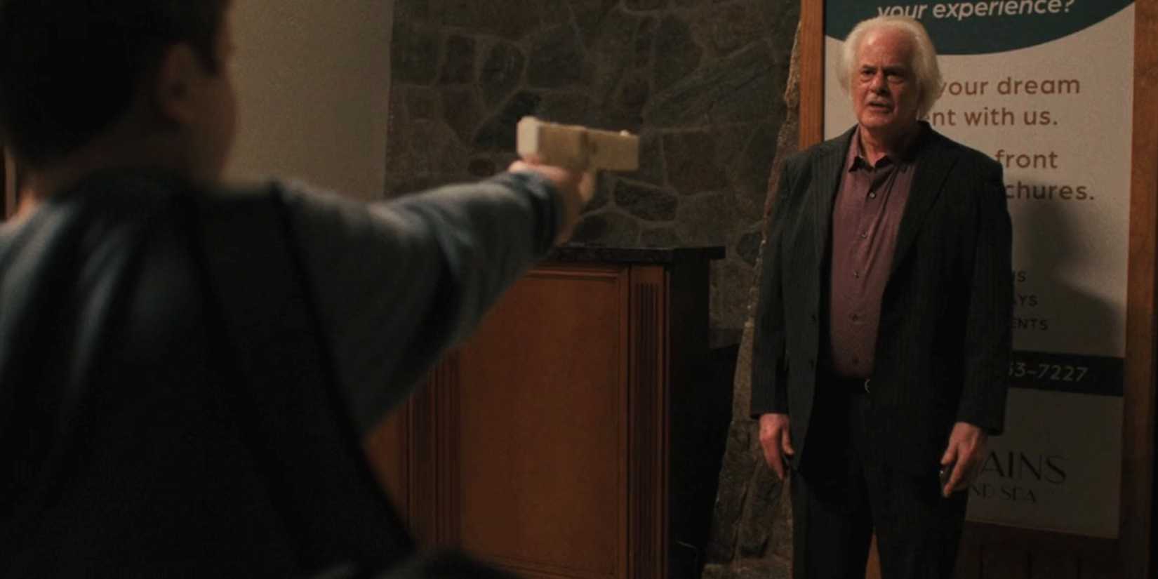 Um garoto com uma arma confronta Stacy Crystals no final da 1ª temporada de The Chair Company