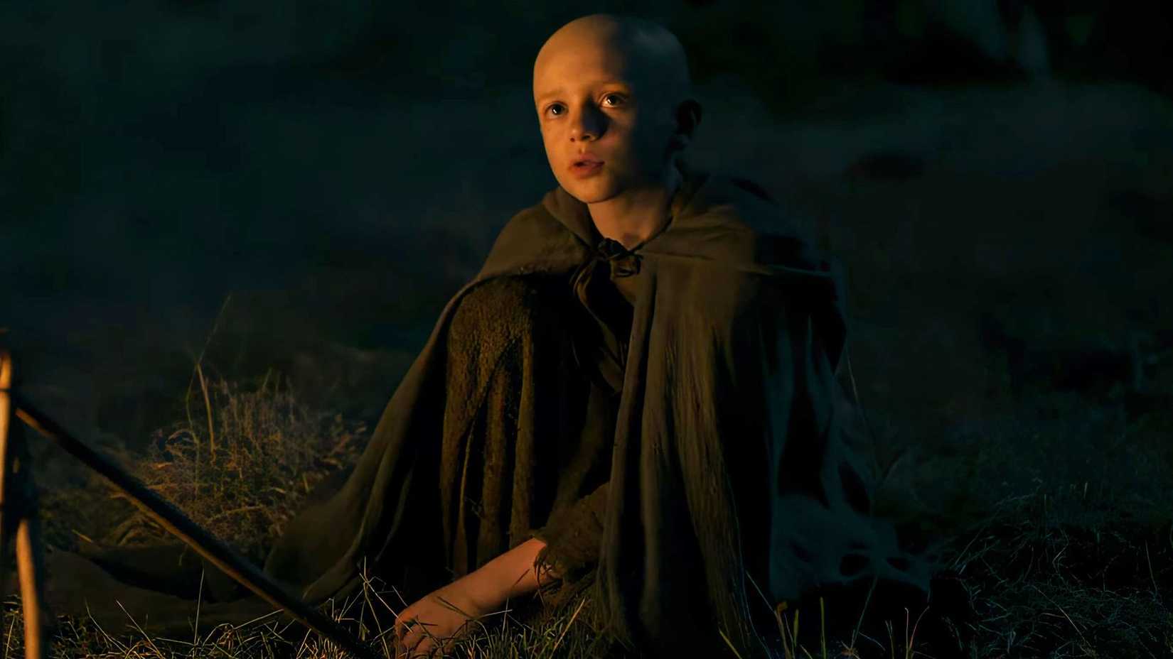 Dexter Sol Ansell como Príncipe Aegon Targaryen em A Knight of the Seven Kingdoms olhando para alguém.