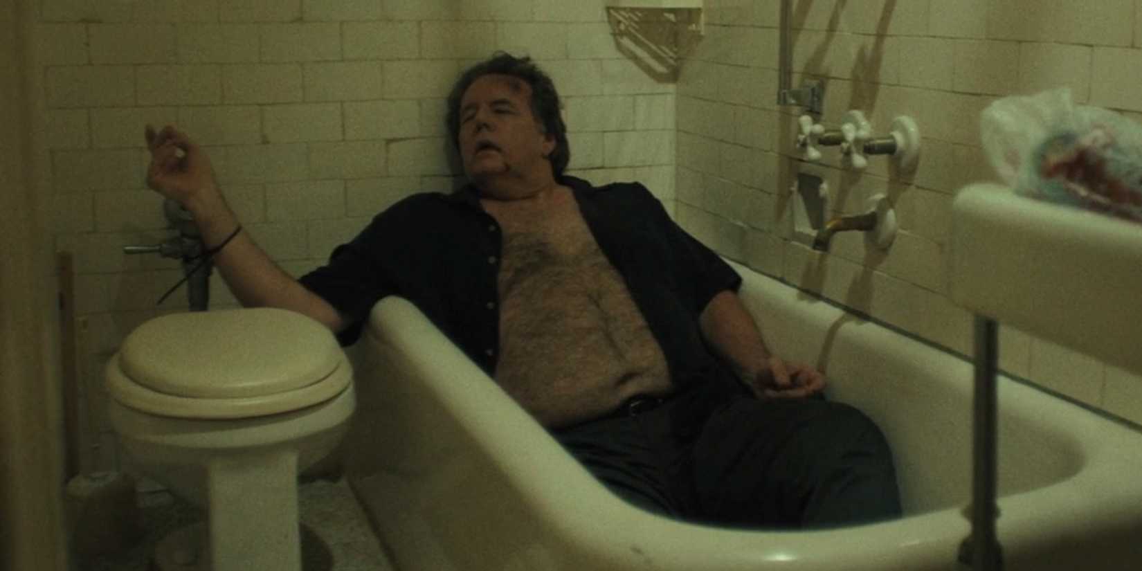 Um homem amarrado em uma banheira no final da 1ª temporada de The Chair Company