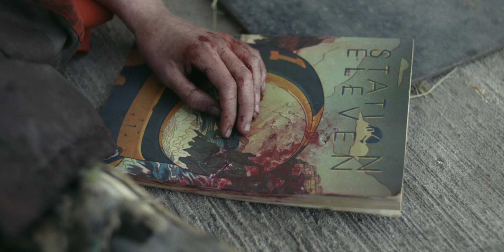 Uma cópia esfarrapada da graphic novel Station Eleven em Station Eleven