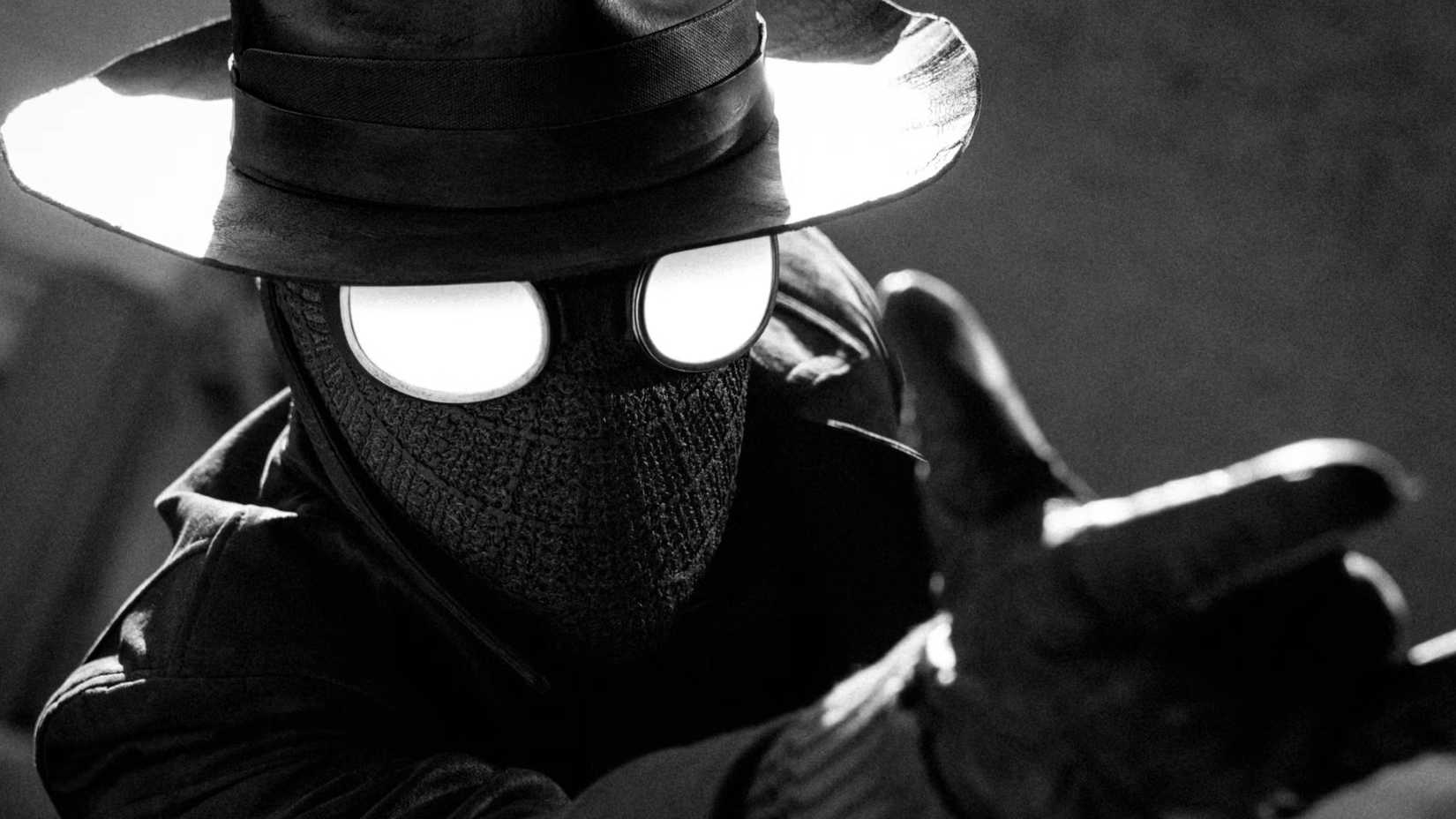 Spider-Man Noir w wersji Nicolas Cage'a, robiący znaną pozycję Spider-Mana z wyciągniętymi palcami, w wersji Spider-Noir