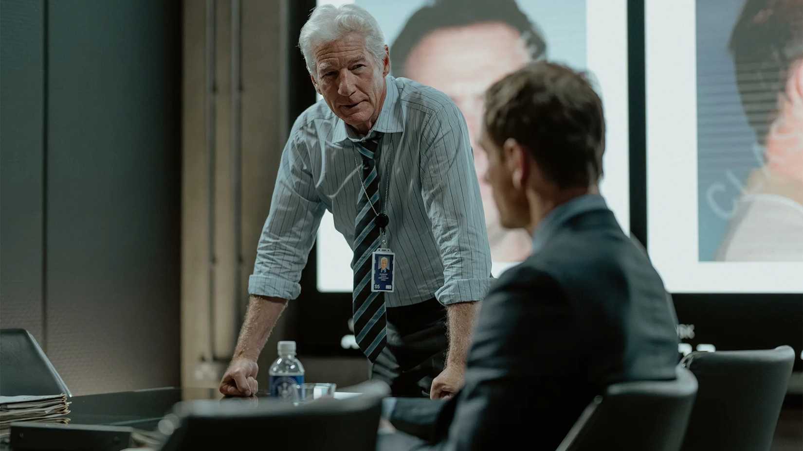 Richard Gere e Michael Fassbender em The Agency
