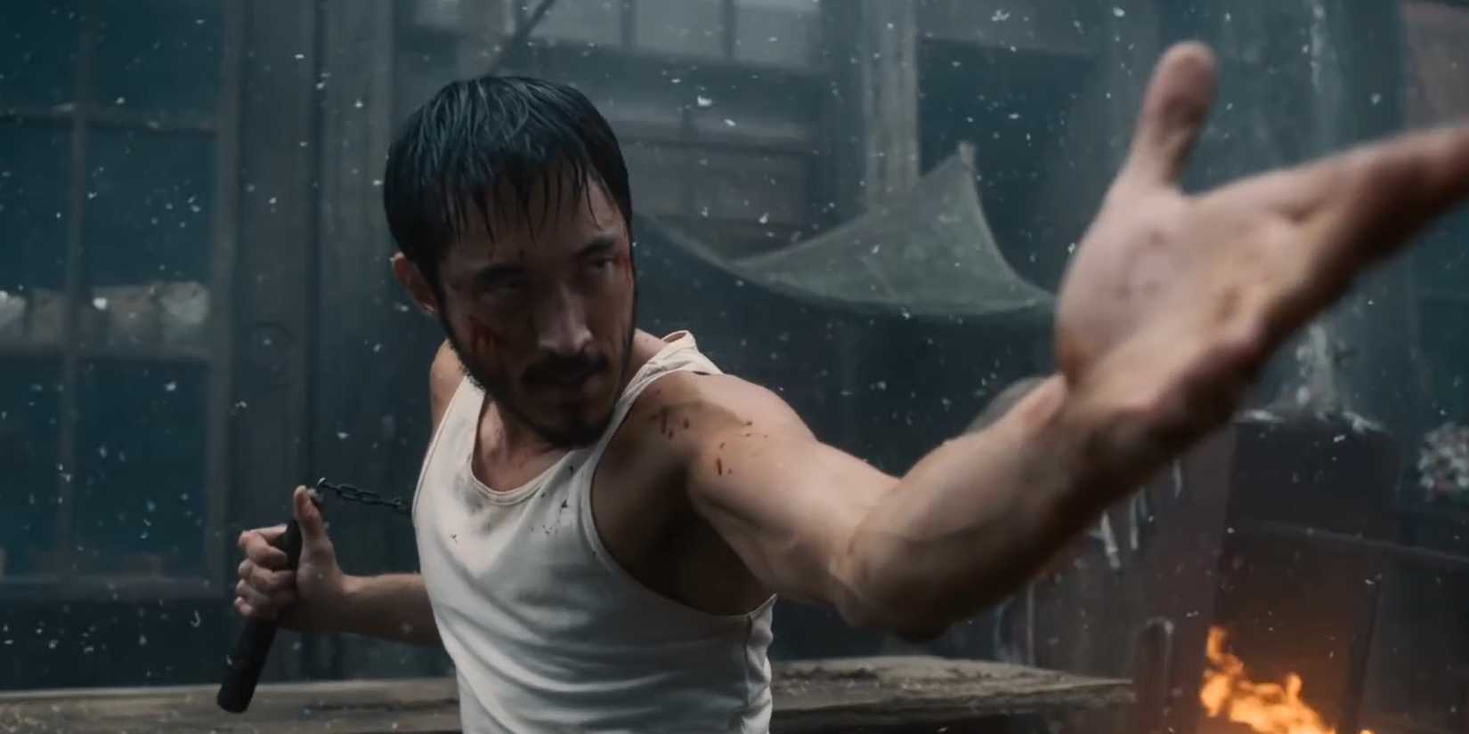 Ah Sahm empunhando nunchakus em Warrior