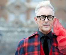 Элан Камминг в шоу "Предатели"