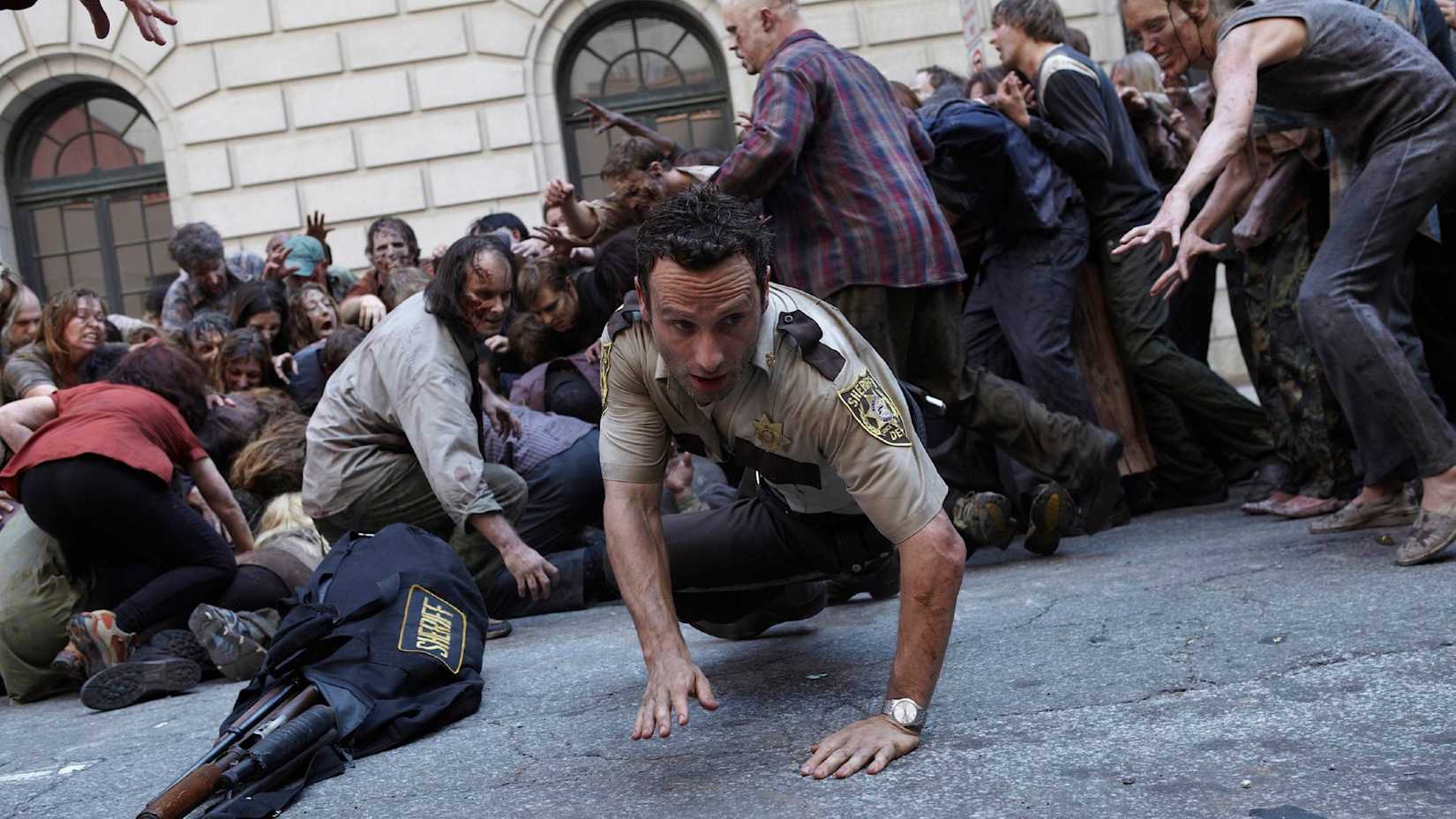 Andrew Lincoln als Rick Grimes auf der Flucht vor Zombies in Episode 1x1 von The Walking Dead.
