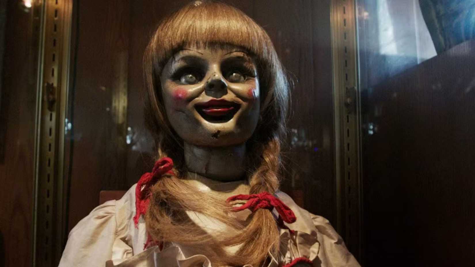 Annabelle, a boneca, sorrindo em seu estojo