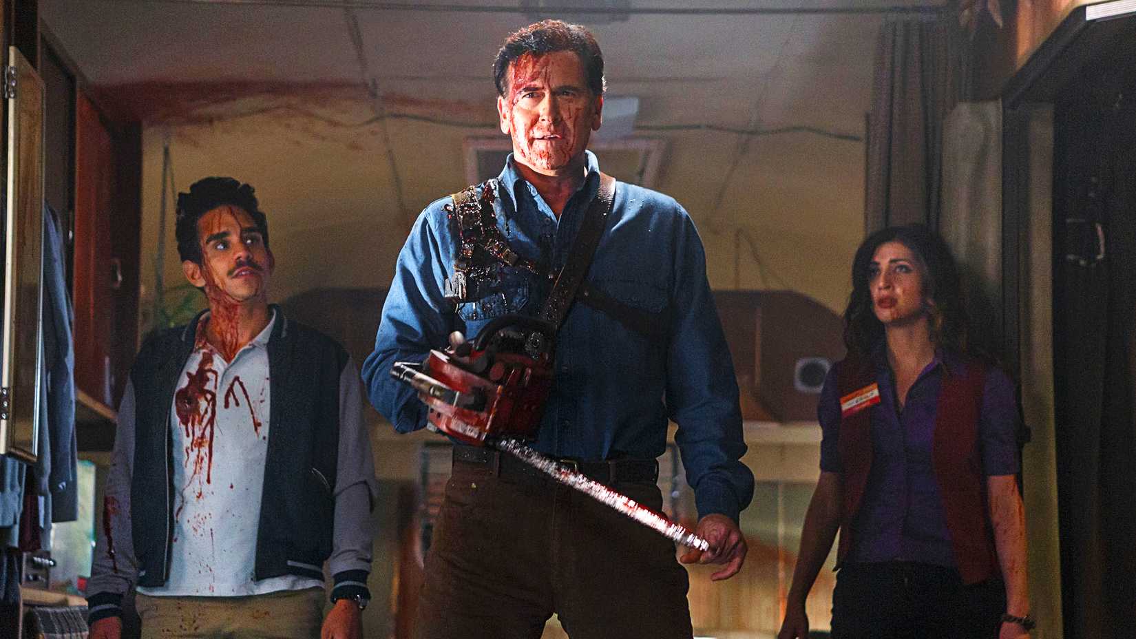 Ash com a mão de motosserra ensanguentada em Ash vs Evil Dead