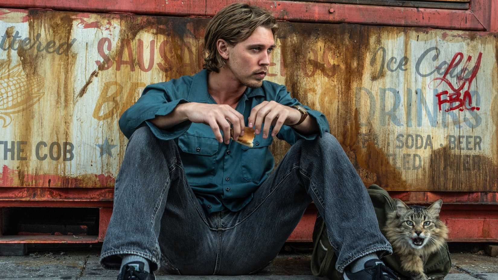 Austin Butler as Hank with the cat in Caught Stealing