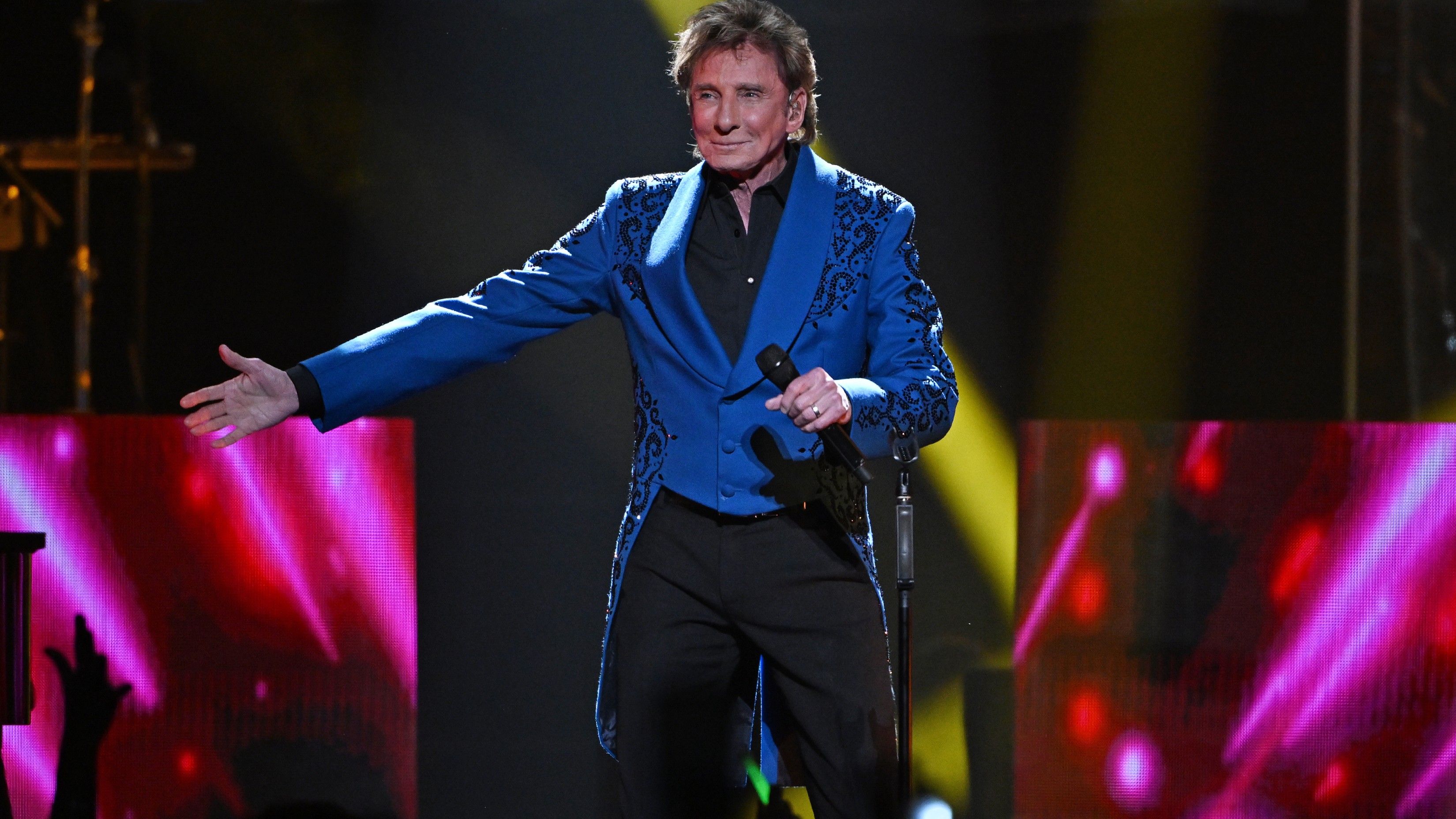 Barry Manilow Diagnosed with Cancer, Postpones Concerts For Surgery
