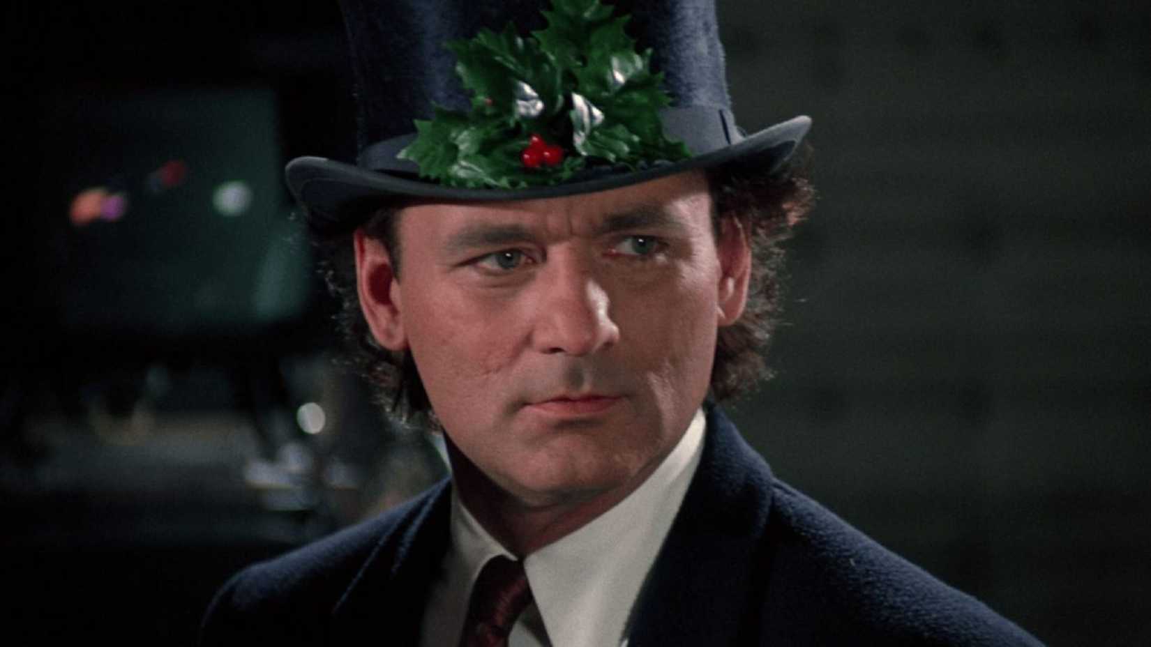 Bill Murray como Frank Cross com um chapéu de Natal em Os Fantasmas Contra-Atacam