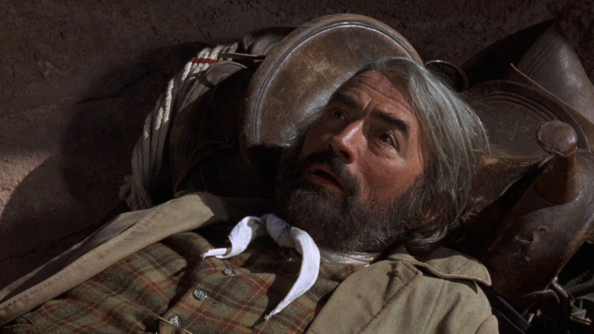Gregory Peck appoggiato con la testa sulla sella in Billy Two Hats