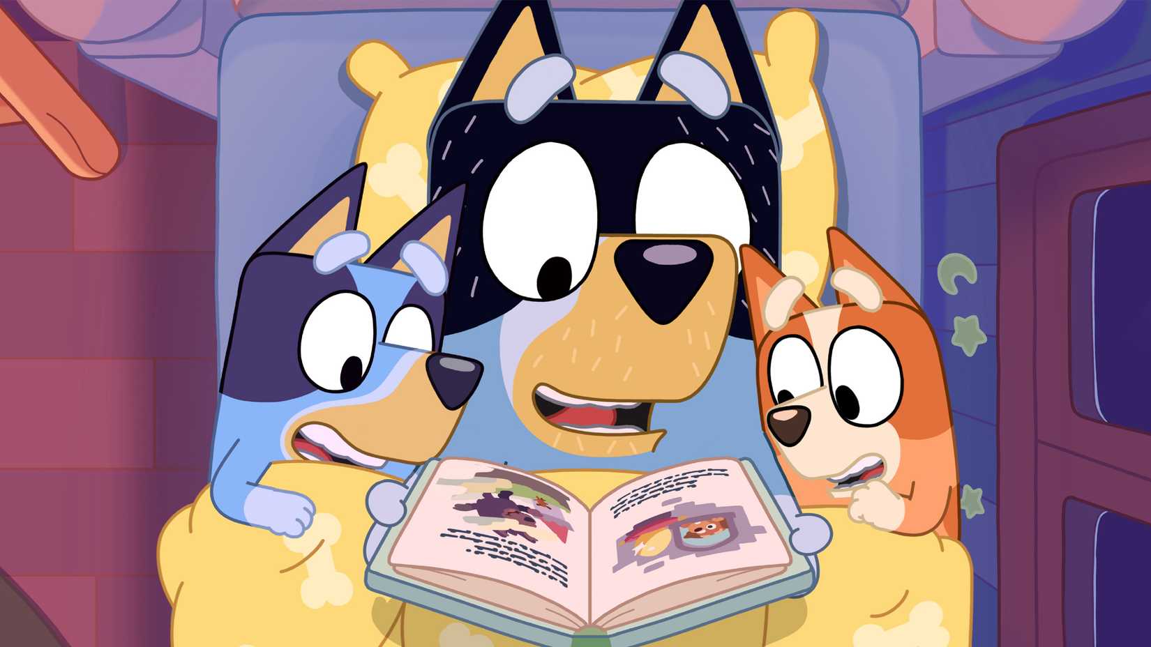 Bluey, Bandit e Bingo na cama lendo uma história.