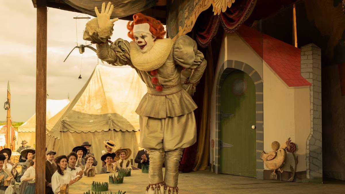 Bob Gray waving as he performs at the Derry circus in Welcome to Derry episode 7