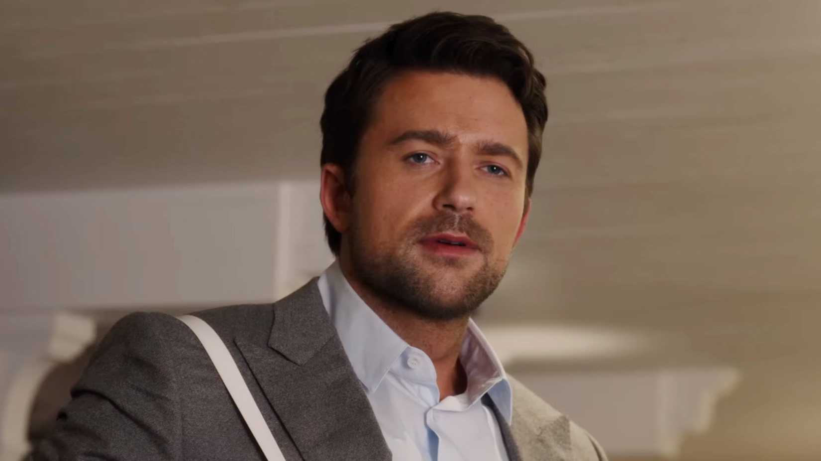 Brandon Sklenar como Andrew em The Housemaid