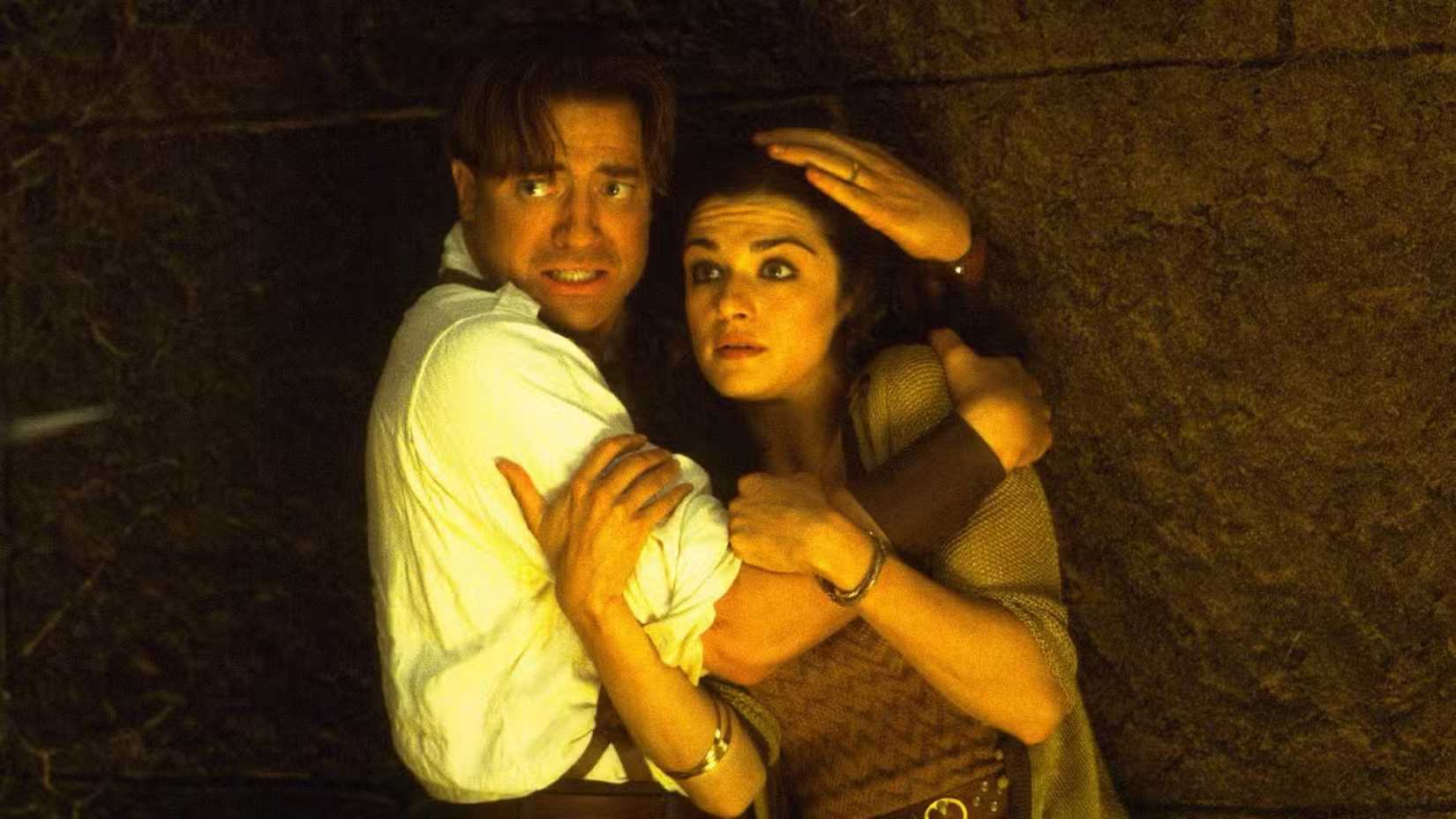 brenda fraser and rachel weisz as rick and evelyn hugging in the mummy