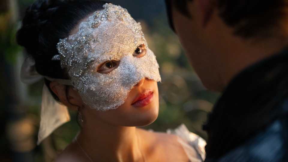 Yerin Ha wearing a white demi-mask as Sophie Baek in Bridgerton season 4.