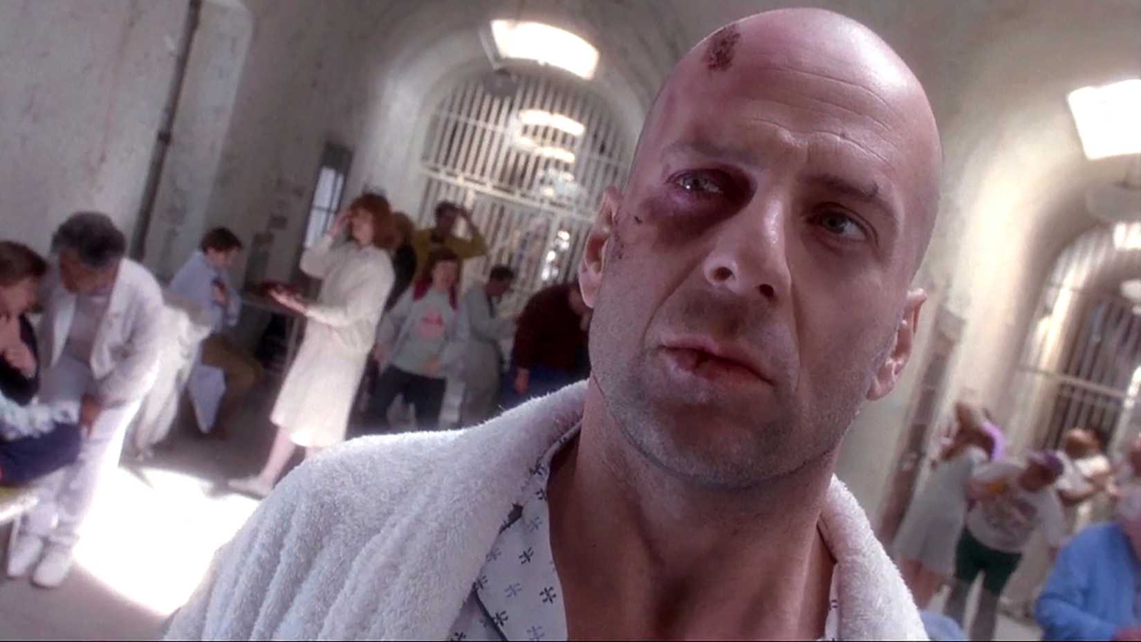 James Cole (Bruce Willis) confuso em uma instituição mental em 12 Monkeys