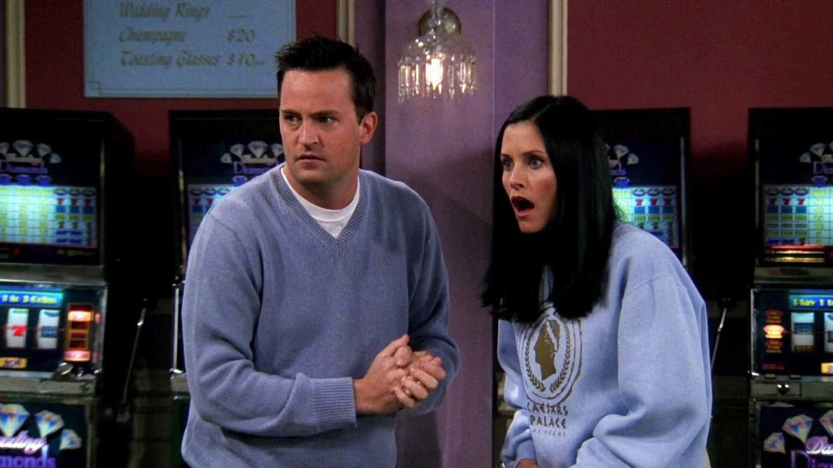 Chandler e Monica chocados em Friends