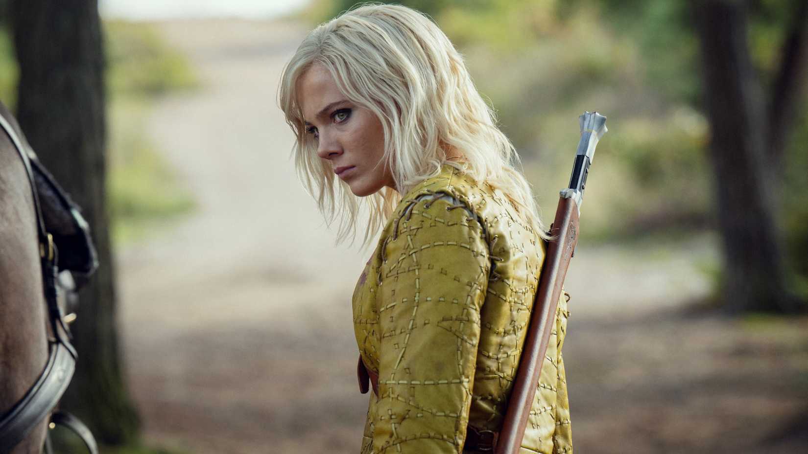 Ciri (Freya Allan) steht in der vierten Staffel von The Witcher auf der Seite und blickt mit einer Waffe auf dem Rücken in die Ferne