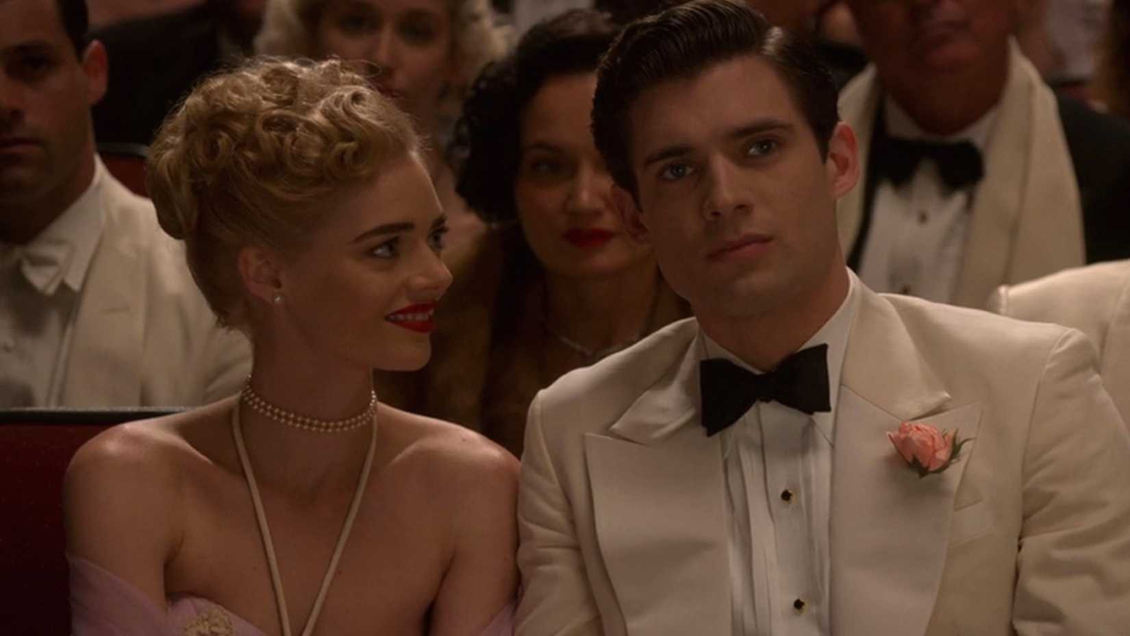 Claire Wood (Samara Weaving) sorrindo para Jack Costello (David Corenswet) em uma premiação em Hollywood