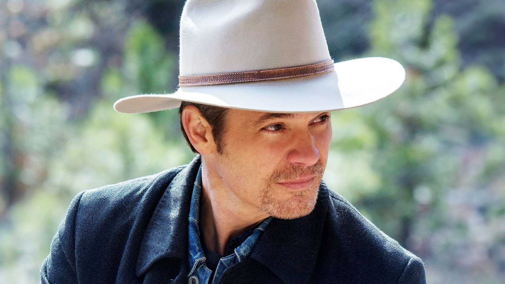 Timothy Olyphant usando chapéu de cowboy em Justified