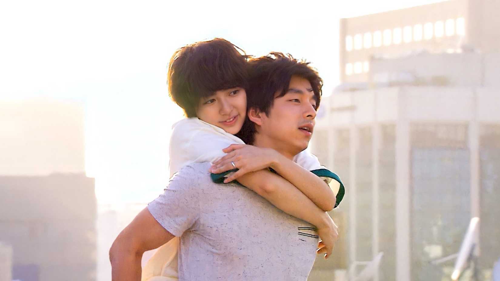 Cena de Coffee Prince com Gong Yoo carregando Yoon Eun-hye nas costas